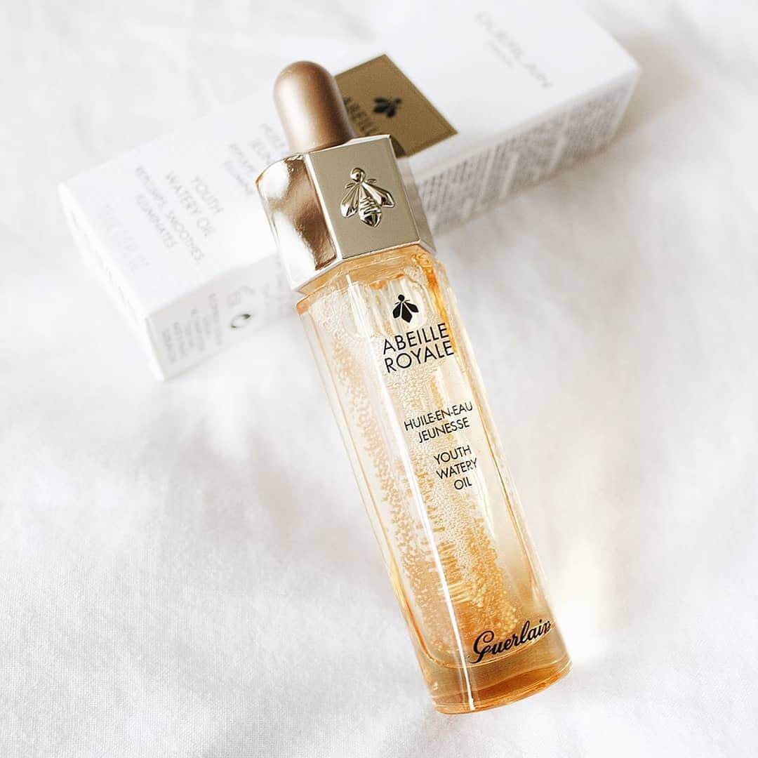 GUERLAIN Abeille Royale Youth Watery Oil 50 ml.   ผลการวิจัย จาก ผู้หญิง 31 คนในเวลา 1 เดือน  เซรั่ม ซ่อมแซมผิวหน้าด้วยสูตรพิเศษจากผึ้งของเกอแลง เข้มข้นประสิทธิภาพสูงช่วยให้ผิวกระชับ เรียบเนียน ริ้วรอย ลดจางลง โดยเข้าไปซ่อมแซมความเสียหายร่วงโรยไปตามกาลเวลาหรือมลภาวะที่เปลียนแปล โดยเข้าซ่อมลึกถึง DNA ของเซลล์ผิว ทำงานซ่อมแซมรักษาเส้นใยผิวคอลลาเจน และอิลาสตินที่เสื่อมสภาพ กระตุ้นเพิ่มความยืดหยุ่นที่เสียไปให้กลับมาเด้งตึงอีกครั้ง ผิวจัดกรอบไม่หย่อนคล้อย ผิวกระชับแน่นเฟริม ผิวเรียบเนียนกระจ่าง 84%วัดด้วยเครื่องโชว์ให้เห็นตัวเลขว่า ผิวยกกระชับขึ้น