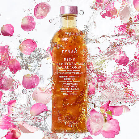 Fresh Rose Deep Hydration Facial Toner 100 ml   โทนเนอร์สูตรอ่อนโยน มอบความชุ่มชื้นฟื้นบำรุงให้ผิวเนียนนุ่มและกระชับรูขุมขน  ผสานคุณค่าจากกลีบกุหลาบแท้บริสุทธิ์ ทำให้โทนเนอร์สูตรอ่อนโยนขวดนี้สามารถทำความสะอาดผิวที่เผชิญกับมลพิษได้ในระดับอนุภาคและช่วยขจัดสิ่งสกปรกบนผิว พร้อมกระชับรูขุมขนและบำรุงผิวให้อ่อนนุ่ม  มอบผลลัพธ์สู่ผิวชุ่มชื้น เรียบเนียน อวบอิ่ม เปล่งประกาย เหมาะสำหรับใช้เป็นขั้นตอนแรกในขั้นตอนการบำรุงผิวเพื่อความชุ่มชื้น